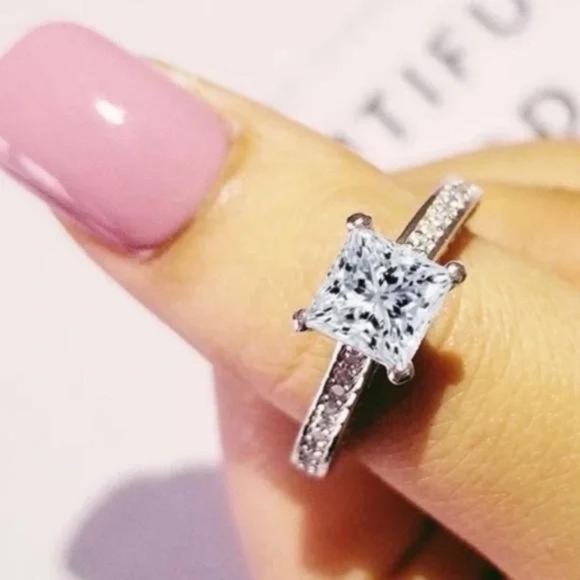 NEW 925 STERLING SILVER 2 CT ENGAGEMENT DIAMOND RING, CUTE RING, SHINY RING.